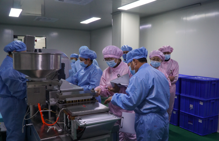 圖為第一分局工作人員在一家企業(yè)檢查集采中選藥品質(zhì)量。