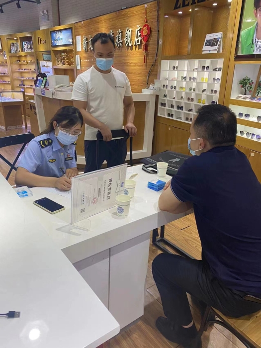 圖為執(zhí)法人員在眼鏡城檢查現(xiàn)場。