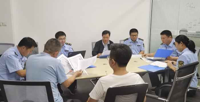 圖為第一分局監(jiān)管人員檢查企業(yè)相關(guān)資質(zhì)是否齊全。