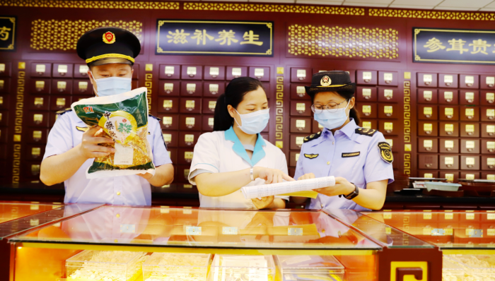 圖為9月21日，該局執(zhí)法人員在一家零售藥店檢查中藥飲片質(zhì)量。