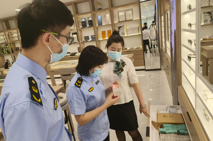 圖為該局執(zhí)法人員在眼鏡零售企業(yè)檢查在售彩色隱形眼鏡。