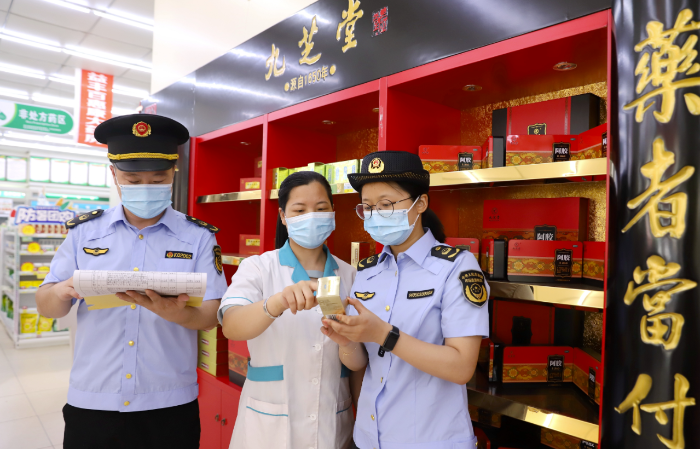 圖為9月23日，該局監(jiān)管人員在一家零售藥店檢查。