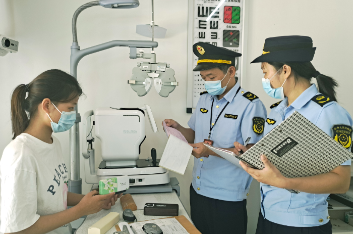圖為該局執(zhí)法人員在一家眼鏡店檢查隱形眼鏡醫(yī)療器械注冊證。