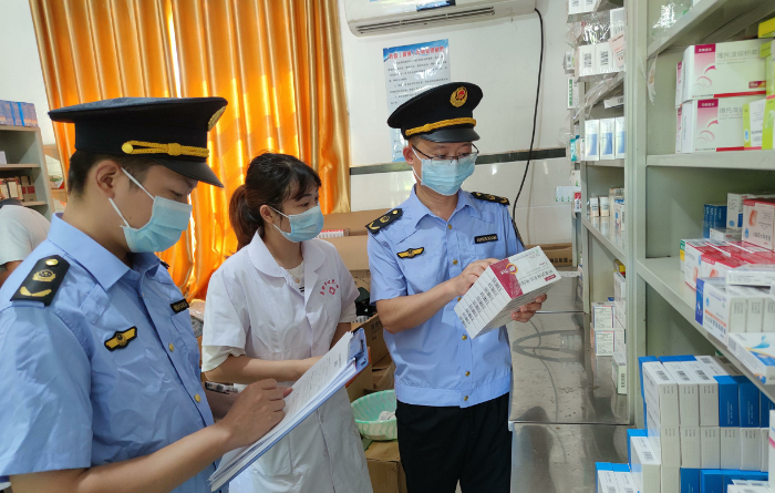 圖為該局執(zhí)法人員對(duì)桑田鎮(zhèn)衛(wèi)生院儲(chǔ)存藥品進(jìn)行檢查。