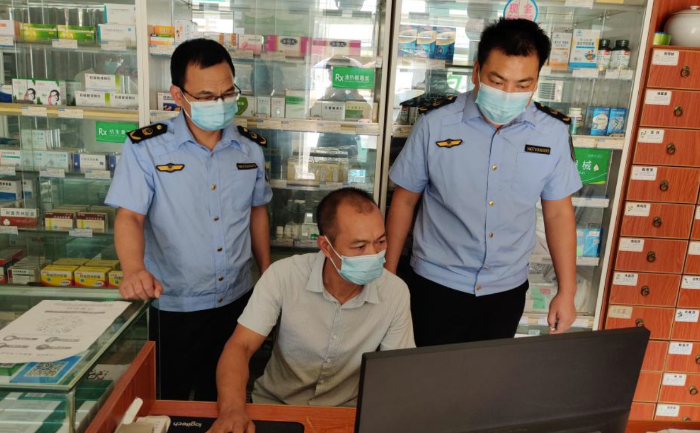 圖為該局執(zhí)法人員在一家藥店檢查“四類藥品”銷售登記。