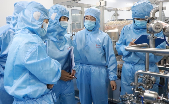 圖為監(jiān)管人員深入藥品生產(chǎn)企業(yè)檢查。（葉陽歡攝）