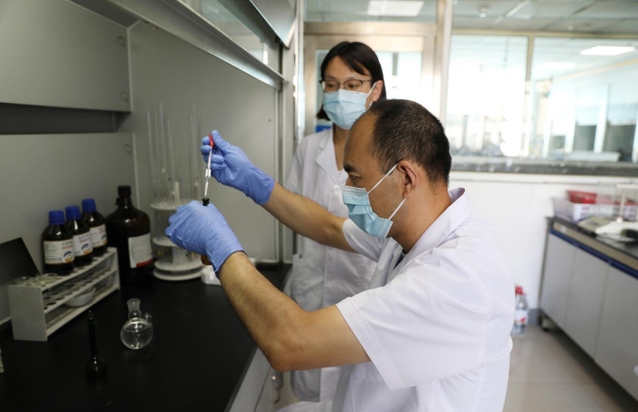 圖為檢驗人員對涉案藥品進行檢驗。（葉陽歡攝）