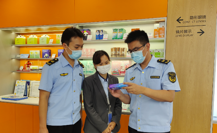 圖為山東省藥監(jiān)局執(zhí)法人員在一家隱形眼鏡經(jīng)營企業(yè)開展監(jiān)督檢查。