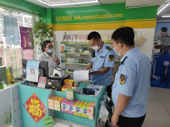 圖為監(jiān)管部門工作人員在國(guó)慶期間現(xiàn)場(chǎng)檢查。