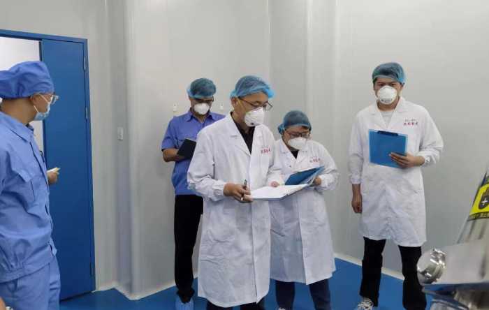 圖為第六分局工作人員對第七批集采中選藥品開展專項檢查。