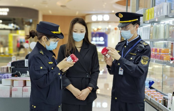 圖為該局執(zhí)法人員在一家化妝品專賣店檢查商品限制使用日期。