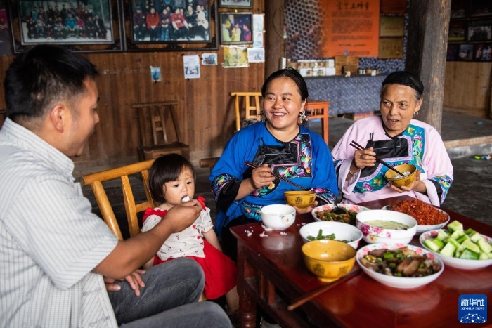 湖南省湘西土家族苗族自治州花垣縣雙龍鎮(zhèn)十八洞村一戶村民在吃午餐（2021年7月1日攝）。新華社記者 陳思汗 攝