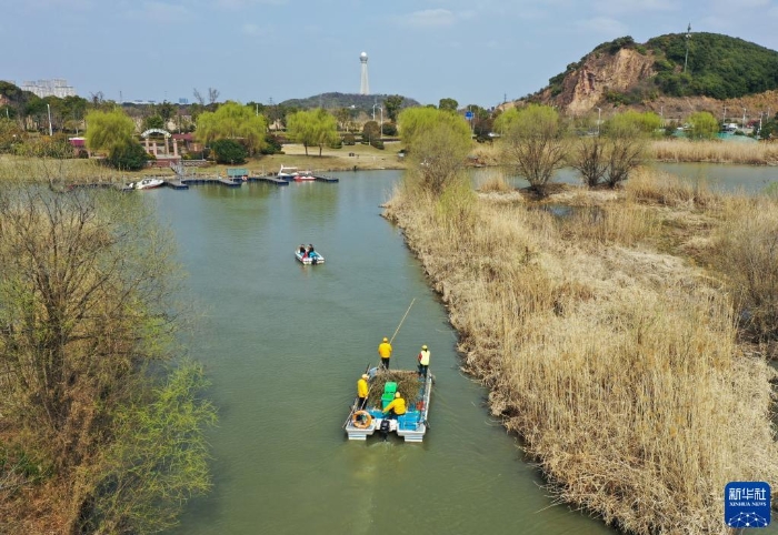 浙江省湖州市吳興區(qū)八里店鎮(zhèn)移沿山村河長帶隊在移沿山村開展巡河、保潔作業(yè)（2021年2月24日攝，無人機照片）。新華社記者 翁忻旸 攝