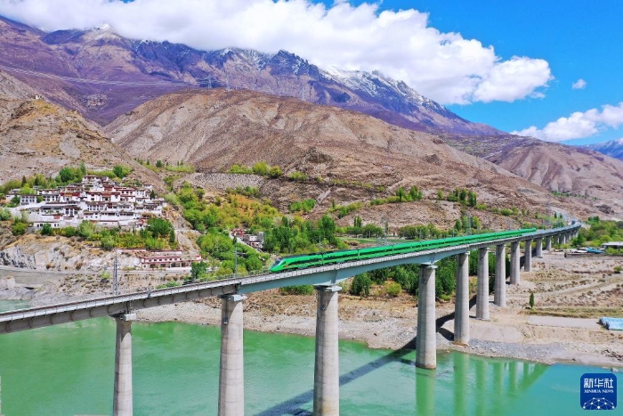 復(fù)興號列車行駛在西藏朗縣境內(nèi)（2022年4月14日攝）。新華社記者 覺果 攝