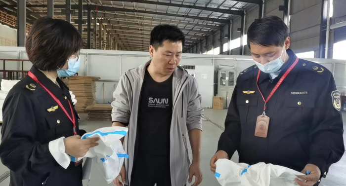 圖片為10月16日，執(zhí)法人員在生產(chǎn)車間及原料庫(kù)進(jìn)行檢查。