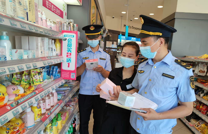 圖為該局執(zhí)法人員在一家化妝品專賣店檢查嬰幼兒化妝品質(zhì)量。