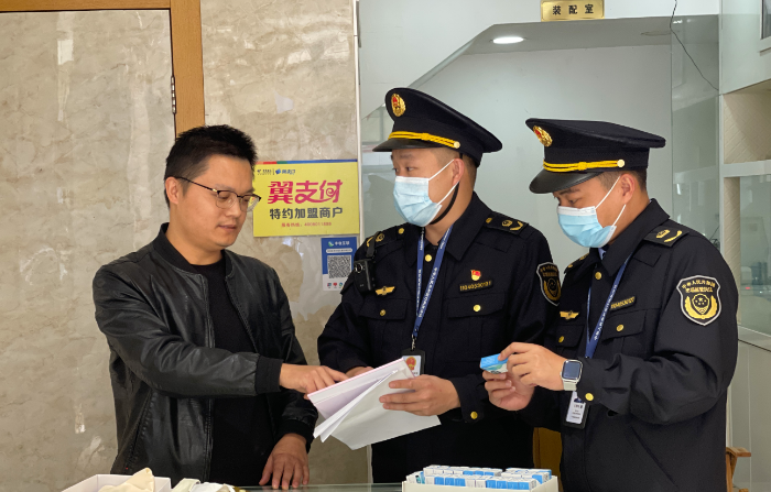 圖為該局執(zhí)法人員在一家企業(yè)檢查。