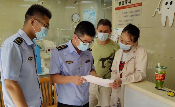 圖為該局執(zhí)法人員在一家牙科診所檢查。