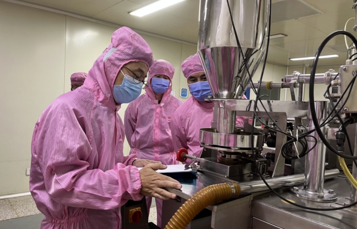 圖為第六分局對中藥持有人及藥品生產(chǎn)企業(yè)開展中藥生產(chǎn)專項(xiàng)檢查。