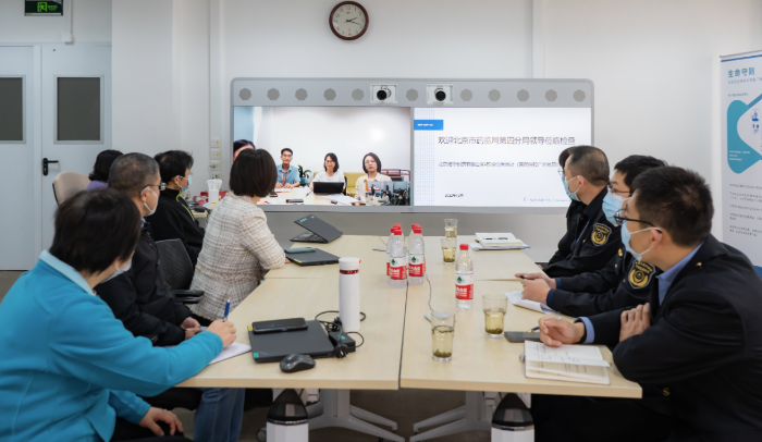 圖為第四分局檢查人員線上聽取第三方庫房企業(yè)的專題匯報(bào)。