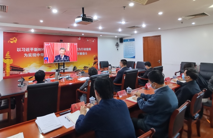 圖為北京市藥品監(jiān)督管理局組織全體黨員干部集中觀(guān)看中國(guó)共產(chǎn)黨第二十次全國(guó)代表大會(huì)開(kāi)幕會(huì)。(郭平川攝）