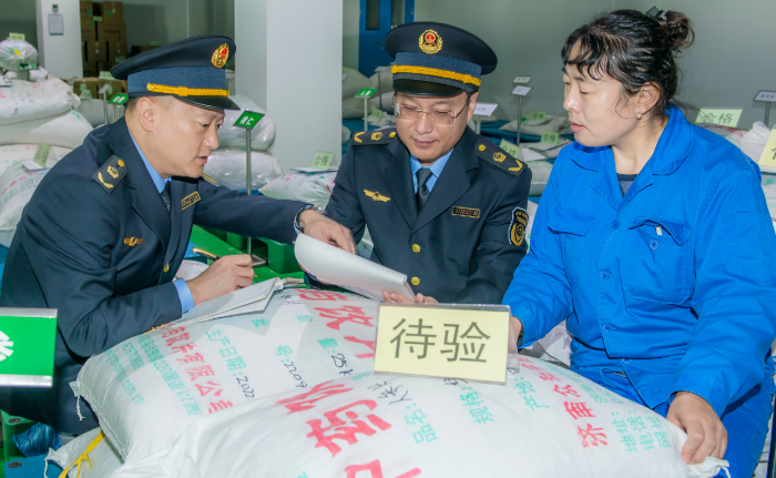 圖為第四分局執(zhí)法人員在一家企業(yè)中藥飲片倉(cāng)庫(kù)原料檢驗(yàn)區(qū)進(jìn)行檢查。