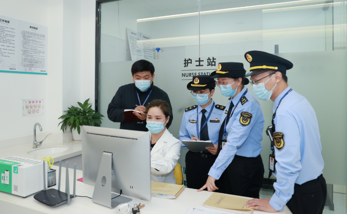 圖為11月1日，該局聯(lián)合縣委網(wǎng)信辦，對(duì)醫(yī)療美容單位利用網(wǎng)絡(luò)手段進(jìn)行虛假宣傳、醫(yī)療器械維護(hù)等情況進(jìn)行檢查。