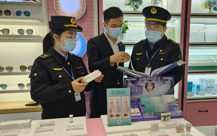 圖為該局執(zhí)法人員在一家眼鏡銷售店對裝飾性彩色隱形眼鏡經(jīng)營情況進(jìn)行現(xiàn)場核查。