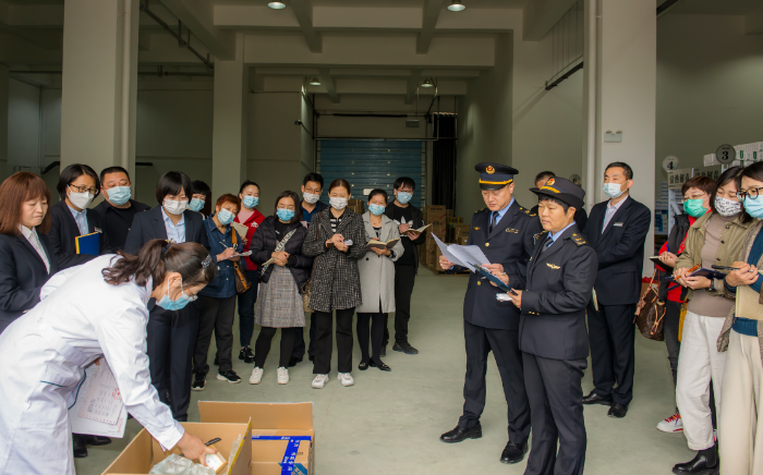 圖片為示范企業(yè)質(zhì)量負(fù)責(zé)人詳細(xì)講解藥品質(zhì)量管理建設(shè)情況并現(xiàn)場(chǎng)操作演示。