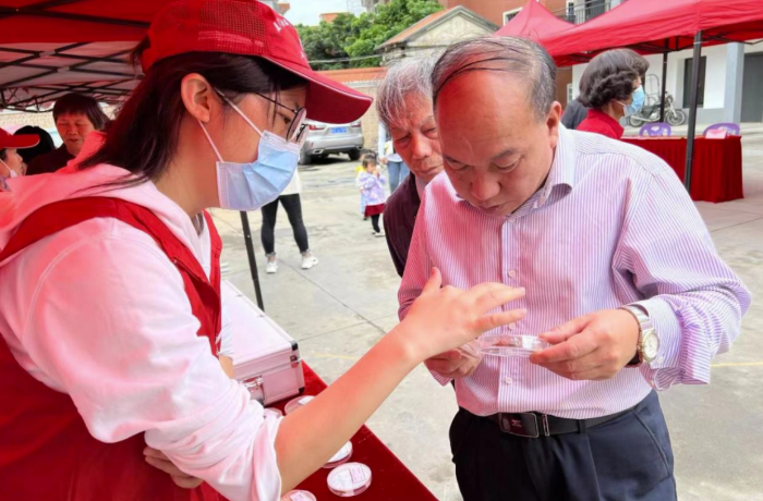 圖為廈門(mén)市食品藥品質(zhì)量檢驗(yàn)研究院工作人員向群眾科普安全用藥相關(guān)知識(shí)。
