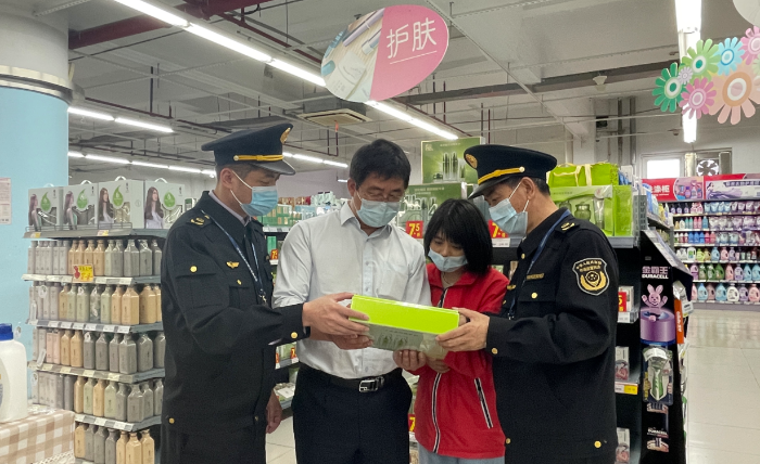 圖為該局監(jiān)管執(zhí)法人員在一家大中型商超檢查在售化妝品。