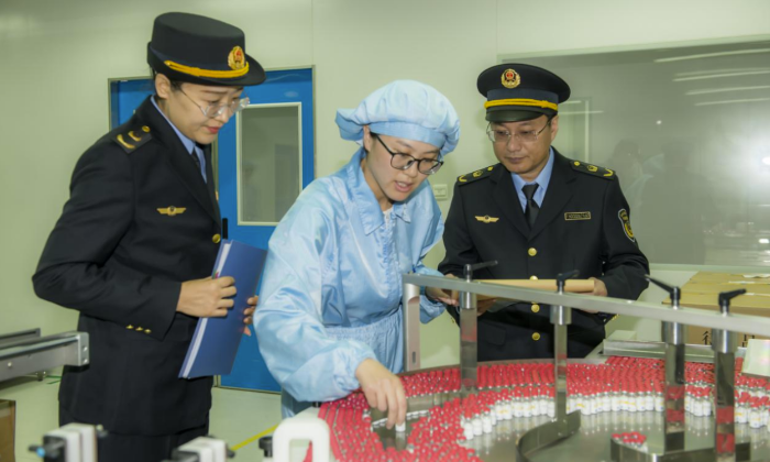 圖為第四分局執(zhí)法人員在一家企業(yè)生產(chǎn)車間進行檢查。