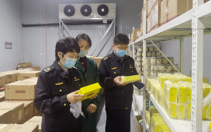 圖為該局檢查人員在一家藥品批發(fā)企業(yè)檢查藥品購(gòu)進(jìn)渠道。