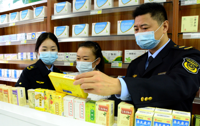 圖為11月14日，該局珍溪鎮(zhèn)市場(chǎng)監(jiān)管所執(zhí)法人員在一家藥店檢查“兩品一械”質(zhì)量。