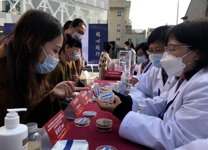 圖為安全用藥月公益服務(wù)活動(dòng)現(xiàn)場(chǎng)。