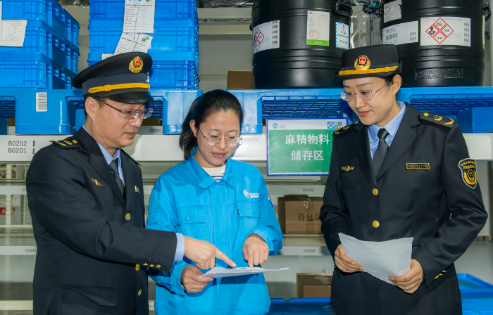 圖為第四分局監(jiān)管人員在一家藥品生產(chǎn)企業(yè)對(duì)特殊藥品物料存儲(chǔ)情況進(jìn)行檢查。