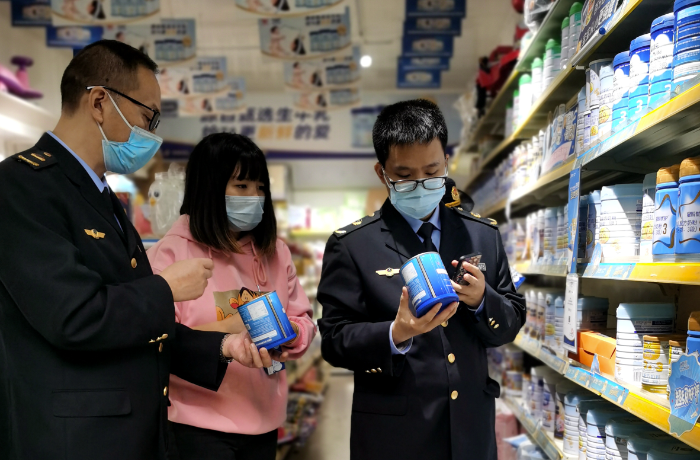 圖為該局焦石鎮(zhèn)市場(chǎng)監(jiān)管所執(zhí)法人員在一家專項(xiàng)店檢查。