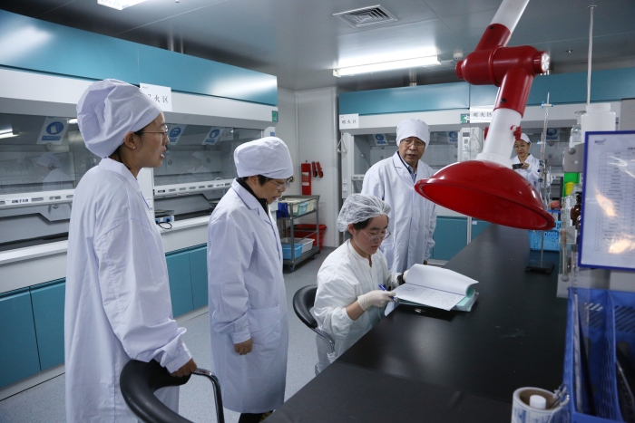 圖1為吉林省藥監(jiān)局幫扶指導(dǎo)企業(yè)建立完善質(zhì)量管理體系。（葉陽(yáng)歡攝）