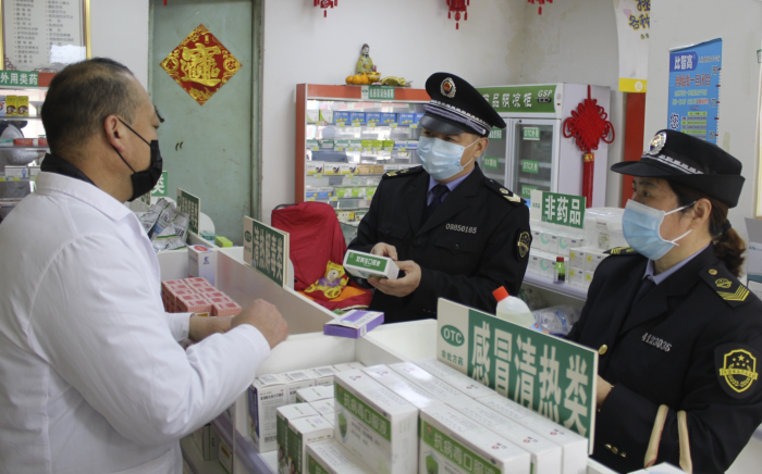 圖為該局執(zhí)法人員在一家藥店檢查“四類藥品”銷售實名制登記情況。