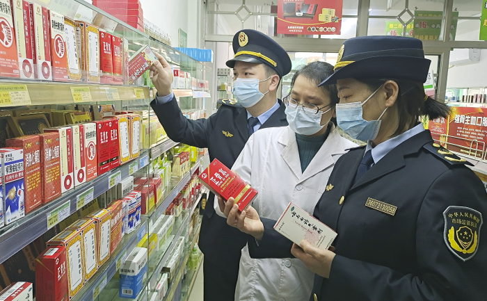 圖為11月23日，該局執(zhí)法人員在一藥店檢查。