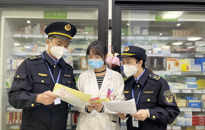 圖為該局執(zhí)法人員在一家網(wǎng)絡(luò)售藥單位開(kāi)展線(xiàn)下巡查。