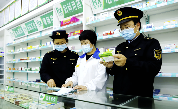 圖為11月29日，該局執(zhí)法人員在一家藥店檢查藥品的進貨查驗記錄。