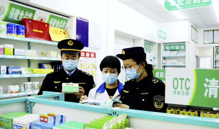 圖為12月1日，該局執(zhí)法人員在一家藥店檢查銷售“四類藥品”實名登記情況。