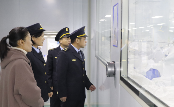 圖為該所檢查組對江西保爾安生物醫(yī)療科技有限公司開展醫(yī)用一次性防護服巡查。