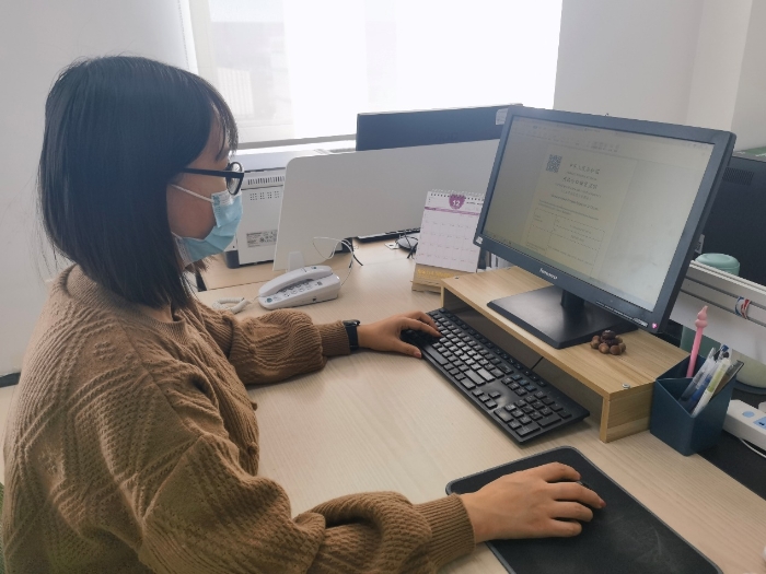 圖為電子證明下發(fā)后，企業(yè)人員下載查看證明。