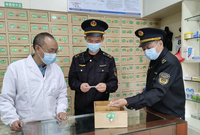 圖為該局執(zhí)法人員在一家藥店檢查中藥飲片儲存情況。