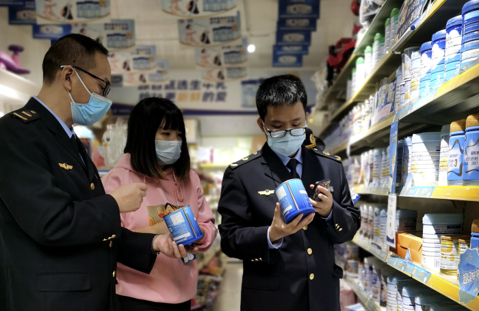 圖為該局焦石鎮(zhèn)市場監(jiān)管所執(zhí)法人員在一家母嬰食品專項(xiàng)店檢查食品保質(zhì)期。