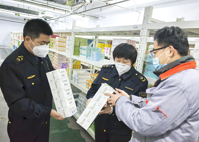 圖為第五分局執(zhí)法人員正在檢查新冠治療用藥品。