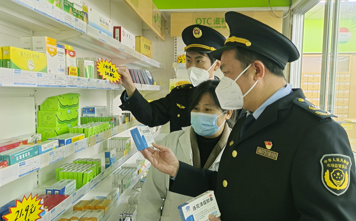 圖為12月12日，該局執(zhí)法人員在一家藥品零售企業(yè)檢查藥品。
