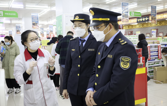 圖為第四分局執(zhí)法人員在一家藥店檢查疫情防控藥品。